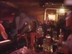 酒吧激吻视频,酒吧激吻视频引发热议