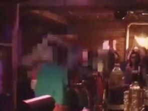 酒吧激吻视频,酒吧激吻视频引发热议